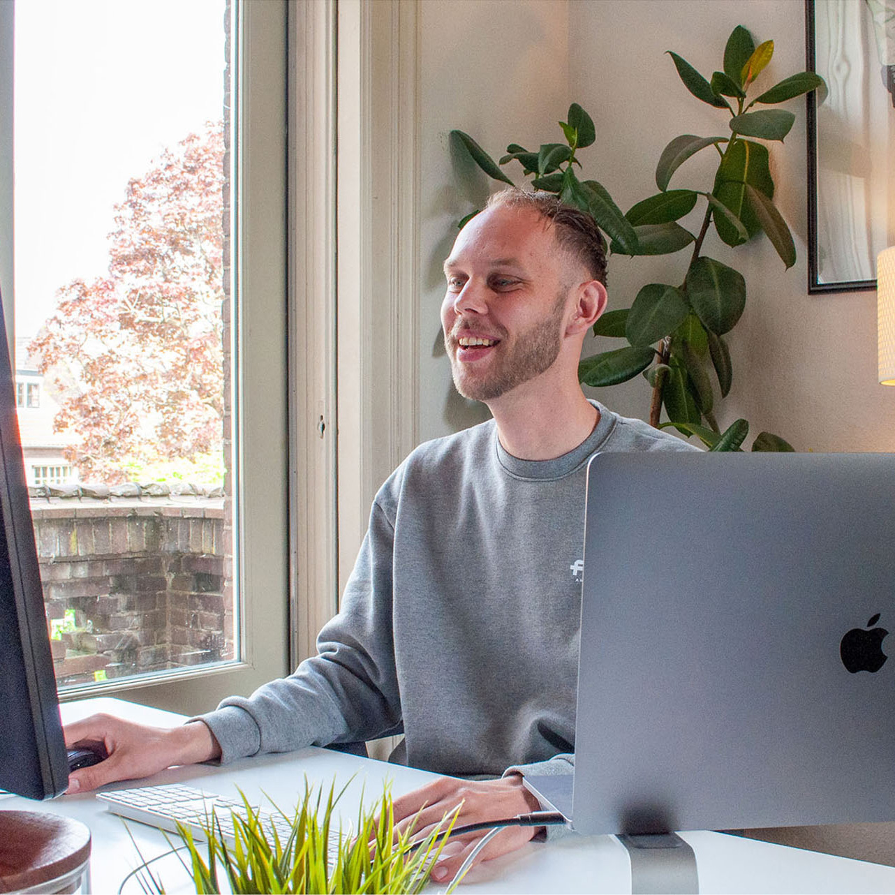 Albert aan bureau