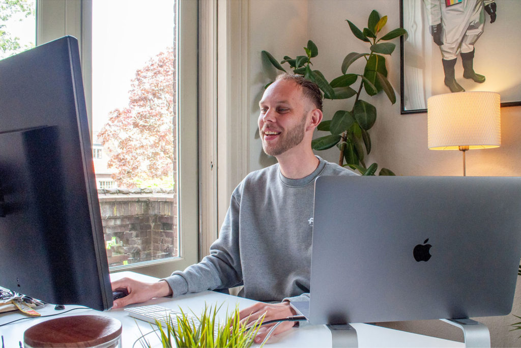 Albert aan bureau