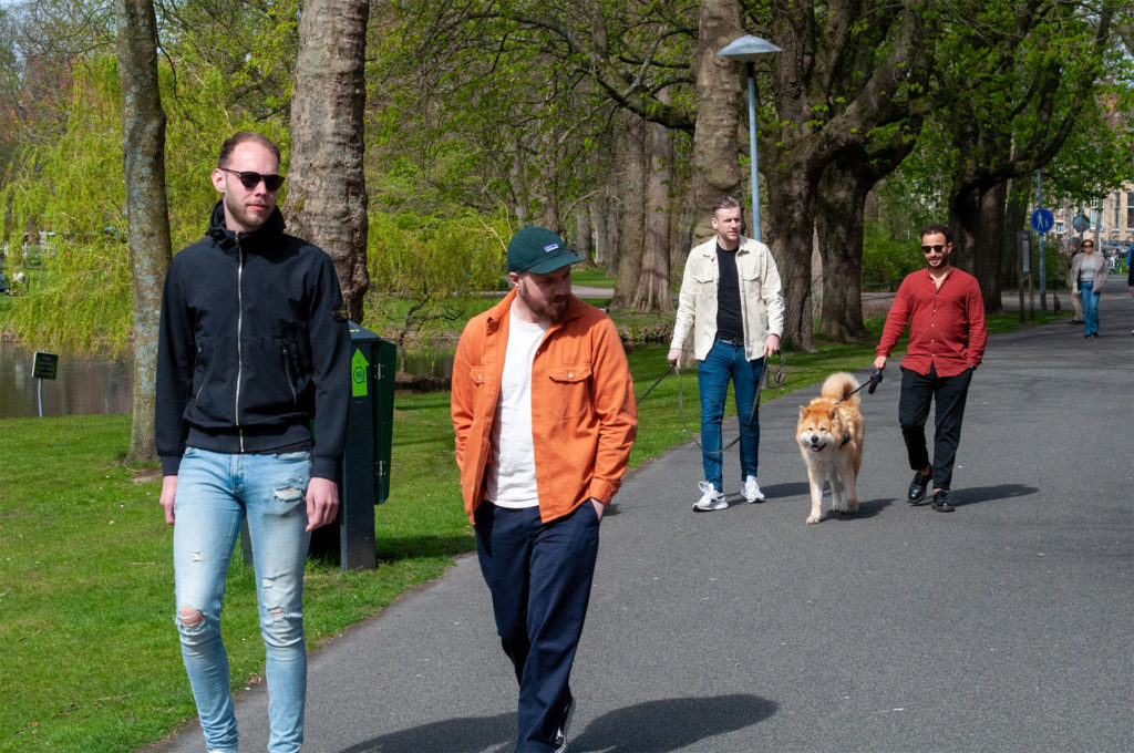 Hond wordt uitgelaten in park